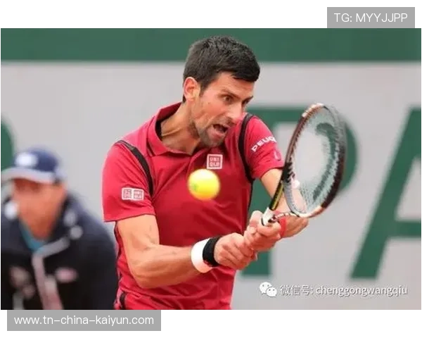 德约科维奇公开课上展示标准击球动作